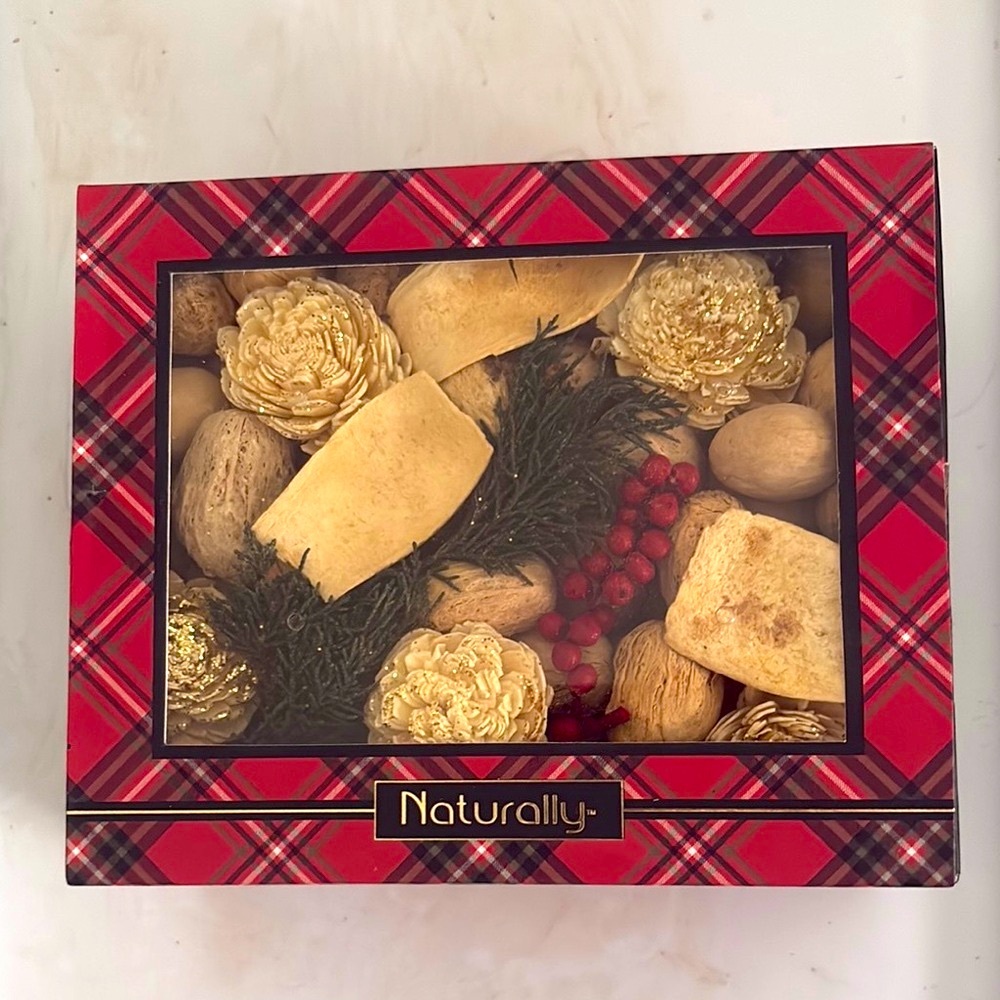 Naturally Holiday Potpourri. New in box.